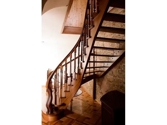 Лестница Традиция Класик 020 с комбинированным маршем открытого типа (вид сзади)