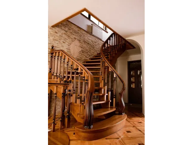 Лестница Традиция Класик 020 с комбинированным маршем открытого типа (вид слева)