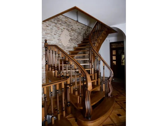 Лестница Традиция Класик 020 с комбинированным маршем открытого типа (вид слева)