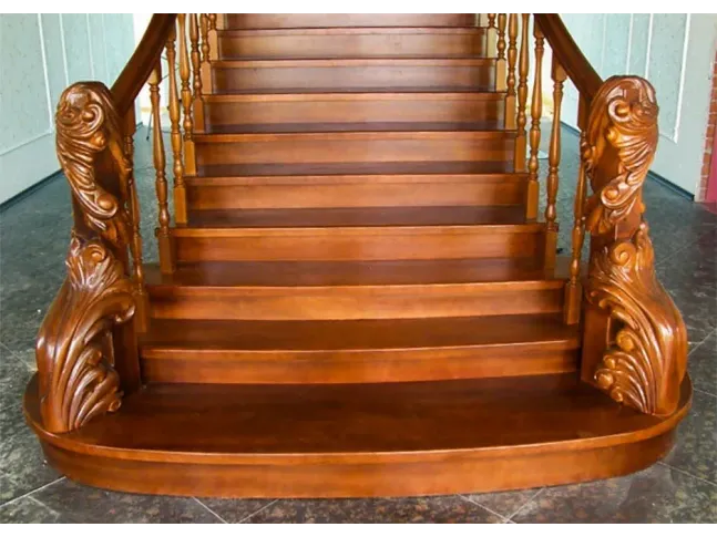 Стовп декоративний "Обійми лісу" різьба по дереву (загальний вигляд)