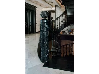 Стовп декоративний "Ігнітум" на повороті сходів