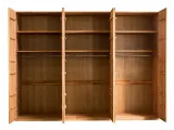 Шкаф Люкс натурального цвета, сращенного и цельного бука (вид с открытыми дверями)