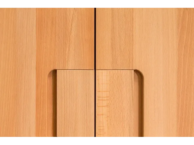 Шкаф Люкс натурального цвета, сращенного и цельного бука (вид ручек детально)