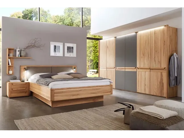 Спальня Глория натурального цвета, материал - сращенный/цельный бук, дверь - матовое стекло (в интерьере).