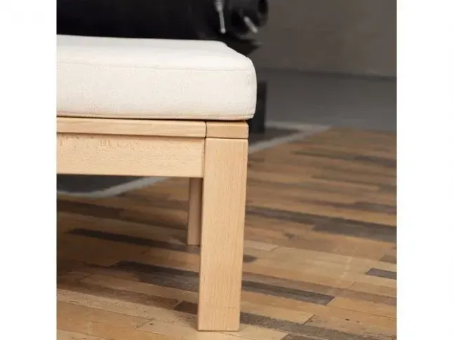 Столик-пуф журнальний MEXICO натурального кольору, матеріал - цільний бук, колір тканини - кремовий (в інтер'єрі зблизька)