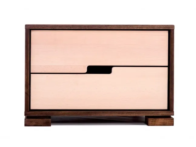 Тумбочка Селена коричневого та білого кольору, матеріал - цільний бук (вигляд спереду).