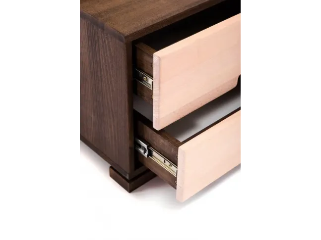 Тумбочка Селена темно-коричневого та білого кольору, матеріал - цільний бук (фурнітура).