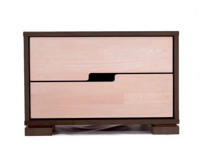 Тумбочка Селена темно-коричневого и белого цвета, материал - срощенный бук (вид спереди).