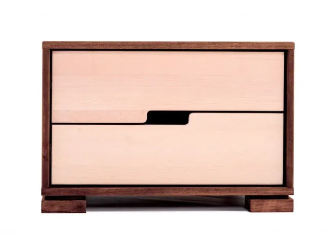 Тумбочка Селена коричневого та білого кольору, матеріал - цільний бук (вигляд спереду).