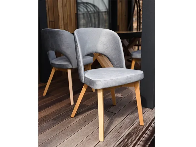 Стілець Michelle натурального кольору тканина сіра (в інтер‘єрі)