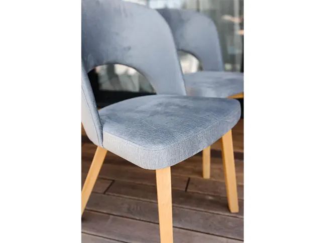 Стілець Michelle натурального кольору тканина сіра (в інтер‘єрі з близька)