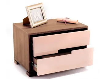 Тумбочка Селена коричневого та білого кольору, матеріал - цільний бук (у відкритому вигляді).