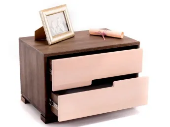 Тумбочка Селена темно-коричневого та білого кольору, матеріал - цільний бук (у відкритому вигляді).