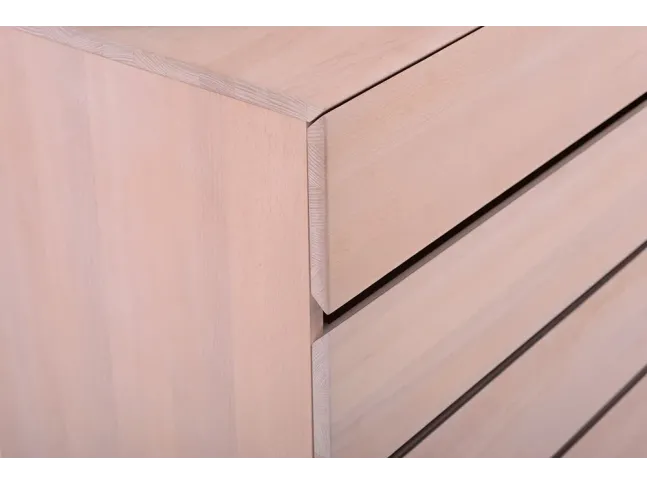 Комод Кетрін білого кольору, матеріал - бук цільний (вигляд з кута).