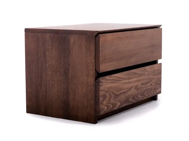 Тумбочка прикроватная Кэтрин темно-коричнегого цвета, материал - цельный бук (вид сбоку).