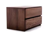 Тумбочка приліжкова Кетрін темно-коричневого кольору, матеріал - цільний бук (вигляд збоку).