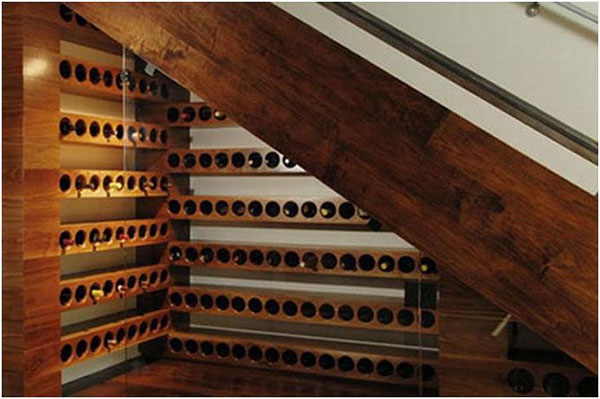 Простір під сходами для зберігання вина